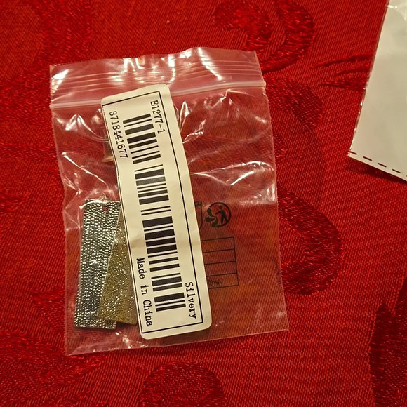 Vintage Bird Pattern Earrings - Delicate Rectangle Leaf Design - Silver Plated - Picture 4 of 4